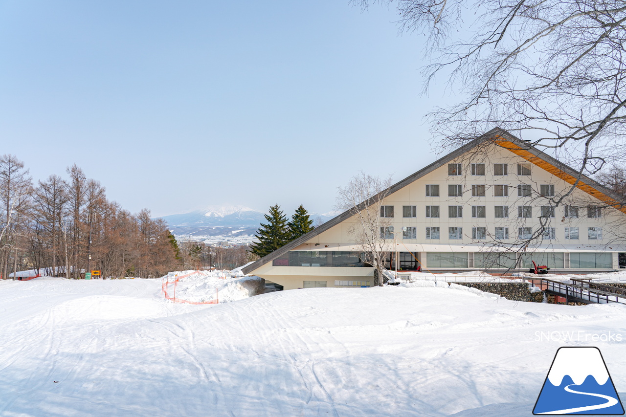 富良野スキー場｜2022-2023シーズンの『北の峰ゾーン』の営業は、3月21日（火・祝）まで。心ゆくまでロング滑走を楽しみましょう♪